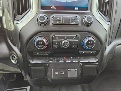 Used 2022 Chevrolet Silverado 1500 RST w/ Z71 Off-Road Package AWD/4WD image 17