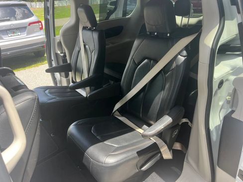 Used 2020 Chrysler Pacifica Touring-L Plus FWD image 11