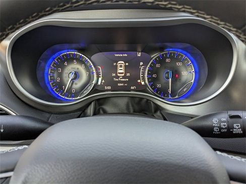 Used 2024 Chrysler Pacifica Touring-L image 27