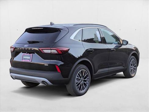 New 2025 Ford Escape SE image 2