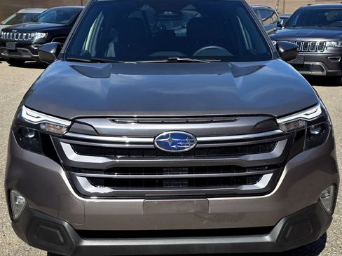 Used 2025 Subaru Forester Premium AWD/4WD image 3