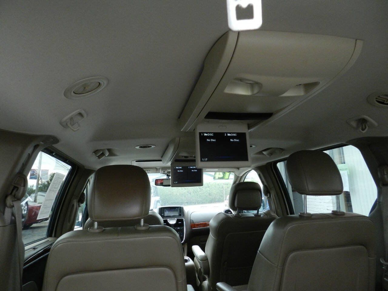 Used 2014 Chrysler Town & Country Limited w/ Luxury Group FWD image 16