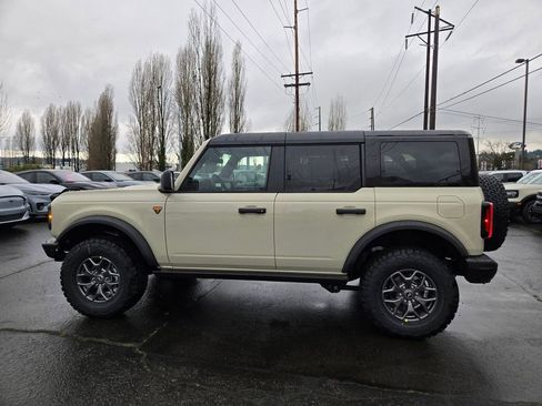 New 2025 Ford Bronco Badlands image 8