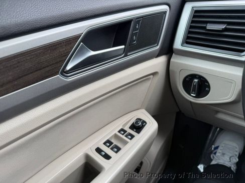 Used 2018 Volkswagen Atlas SE image 33