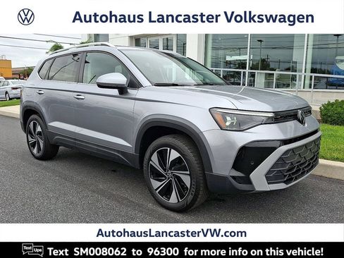 Certified 2025 Volkswagen Taos SE image 1