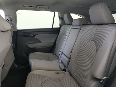Used 2023 Toyota Highlander LE FWD image 14