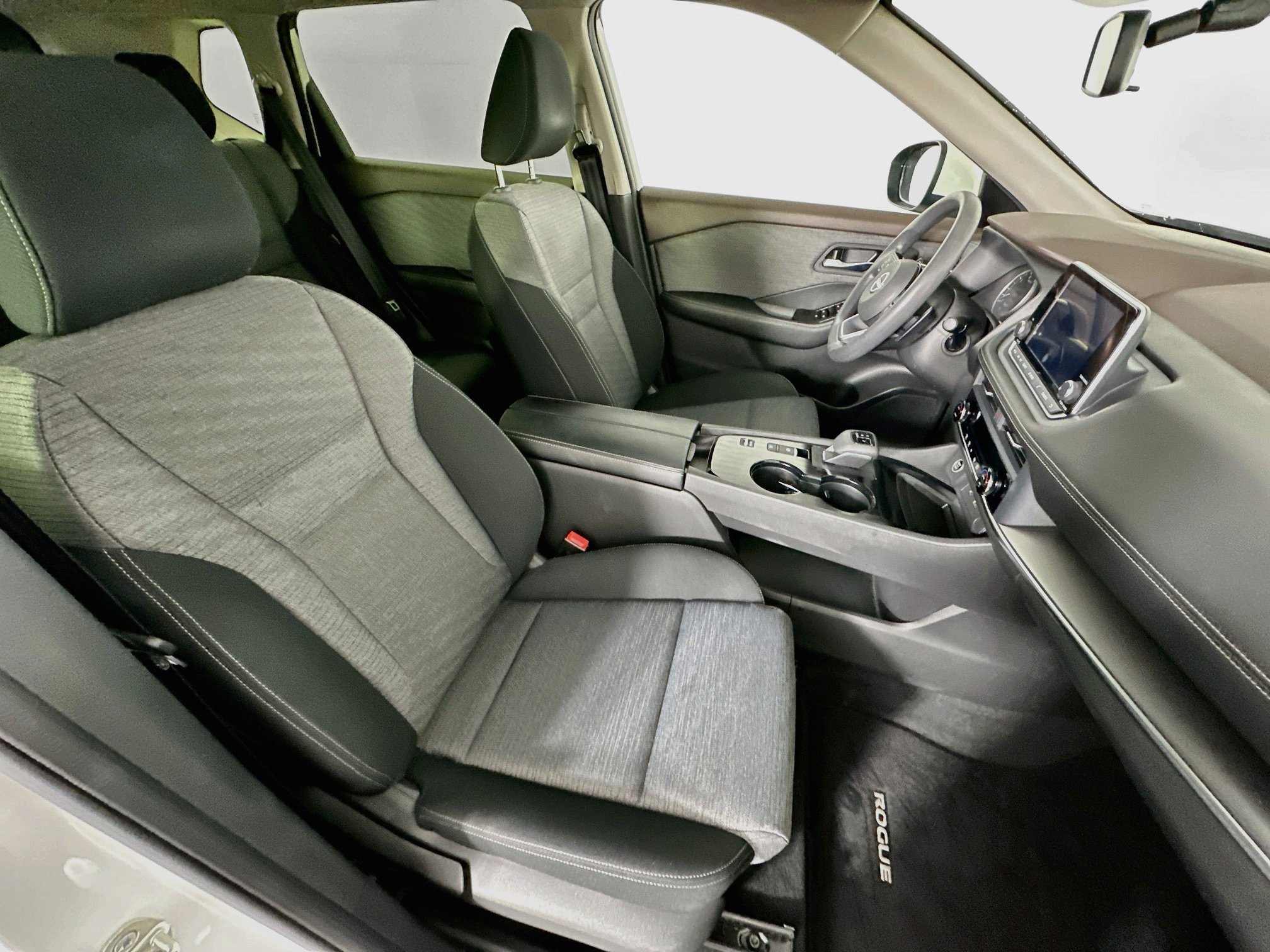 Used 2023 Nissan Rogue SV FWD image 30