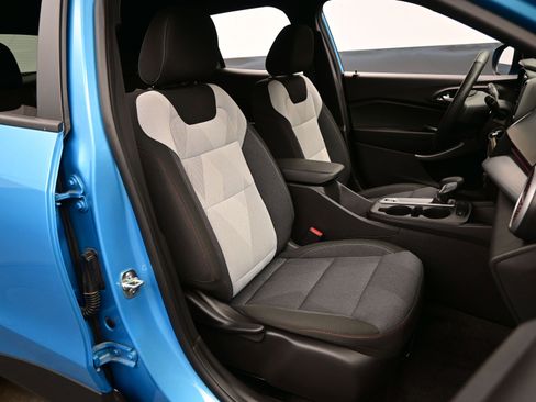 Used 2025 Chevrolet Trax RS w/ Driver Confidence Package image 13