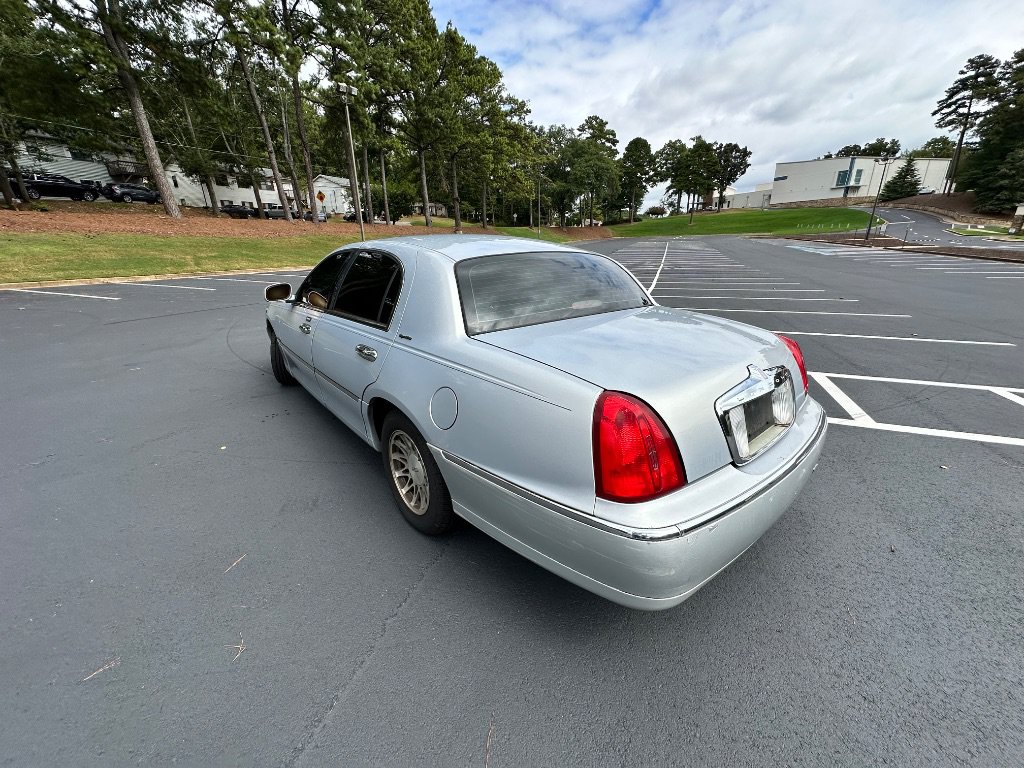 Used 2002 Lincoln Town Car Signature RWD image 4