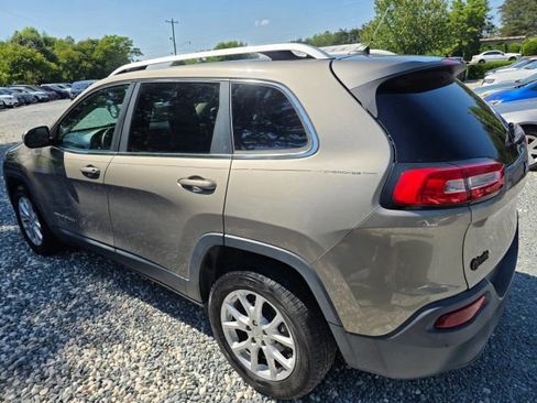Used 2017 Jeep Cherokee Latitude w/ Cold Weather Group FWD image 7