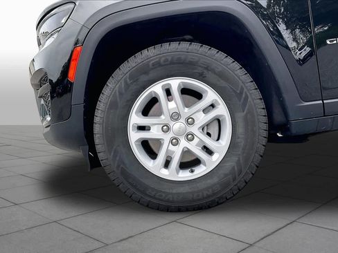 Used 2023 Jeep Grand Cherokee Laredo AWD/4WD image 10