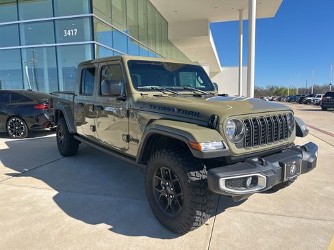 Used 2025 Jeep Gladiator Sport image 12
