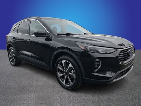 Used 2023 Ford Escape Platinum image 3