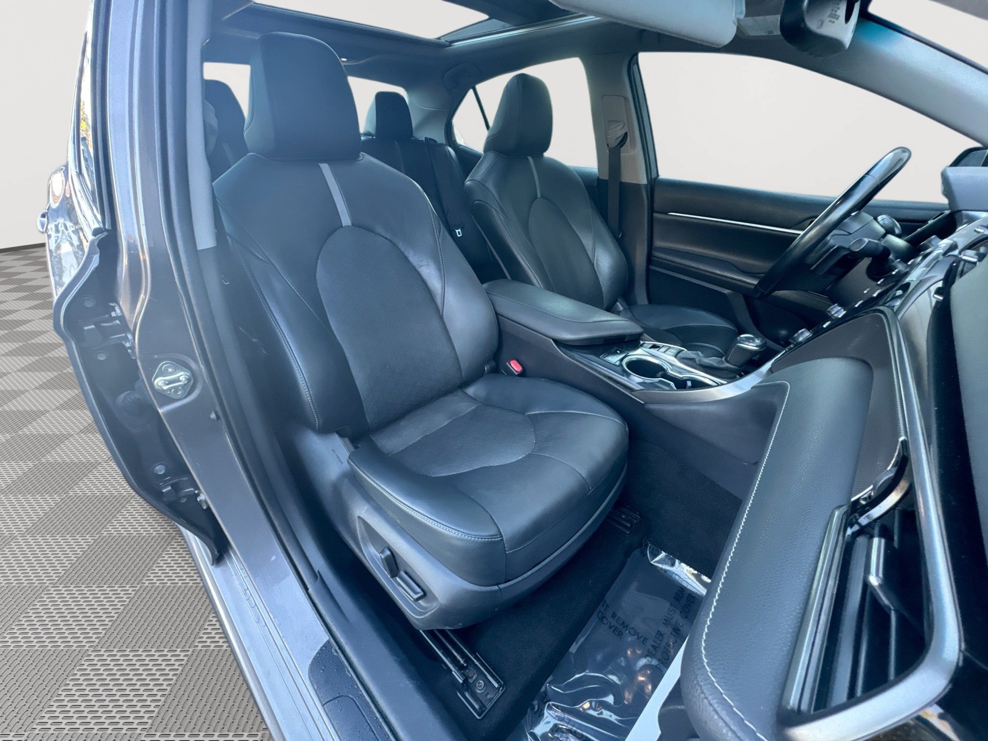 Used 2020 Toyota Camry XSE FWD image 28