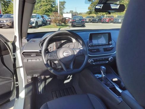 Used 2025 Nissan Altima 2.5 S FWD image 9