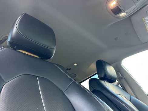 Used 2024 Chrysler Pacifica Touring-L image 18