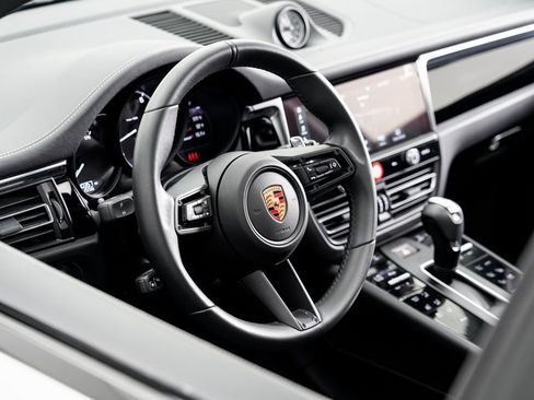 Used 2025 Porsche Macan image 9