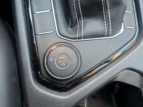 Used 2022 Volkswagen Taos SEL image 22