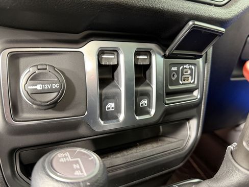 Used 2026 Jeep Wrangler Sport AWD/4WD image 17