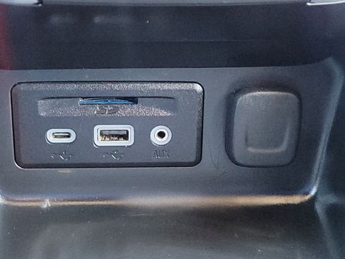 Used 2023 GMC Terrain SLT image 21