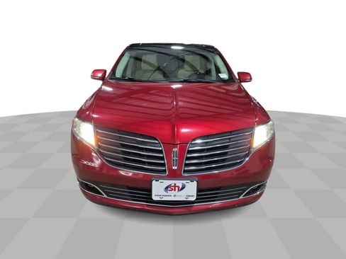Used 2018 Lincoln MKT AWD image 3