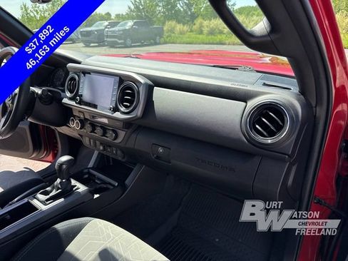 Used 2022 Toyota Tacoma TRD Sport AWD/4WD image 35