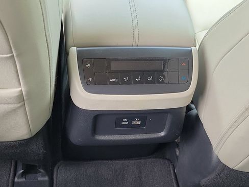 Used 2023 Nissan Pathfinder SL AWD/4WD image 33