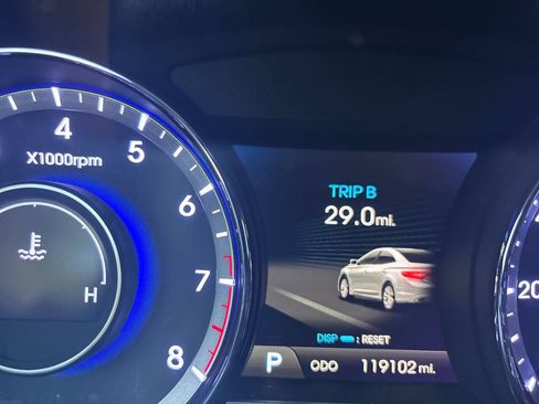 Used 2014 Hyundai Azera Limited w/ Option Group 02 FWD image 26