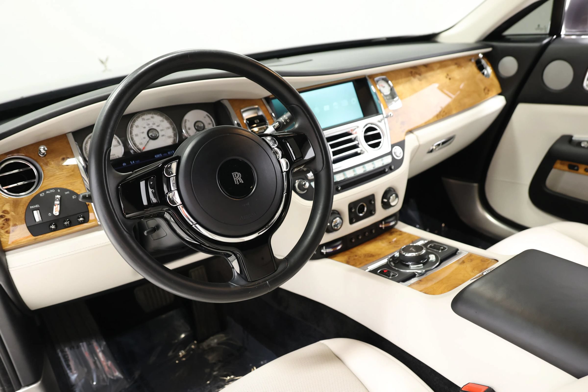 Used 2017 Rolls-Royce Wraith RWD image 26