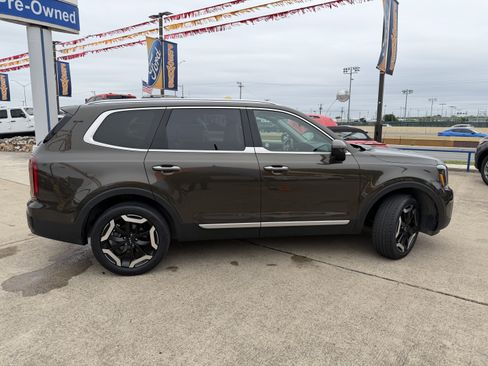 Used 2025 Kia Telluride S FWD image 4