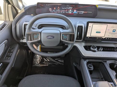 New 2025 Ford Expedition Active image 17