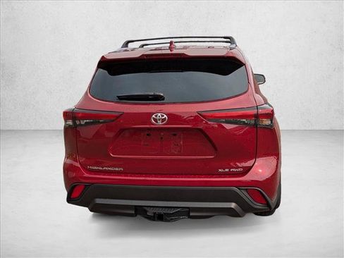 Used 2021 Toyota Highlander XLE AWD/4WD image 6