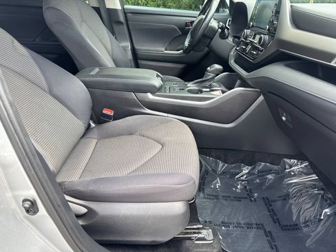 Used 2021 Toyota Highlander LE FWD image 13