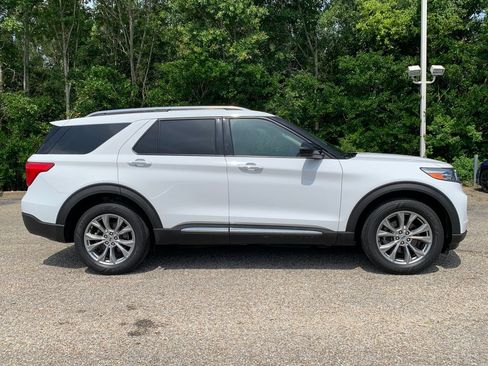 Used 2023 Ford Explorer Limited AWD/4WD image 2