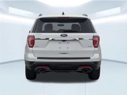 Used 2018 Ford Explorer XLT image 5