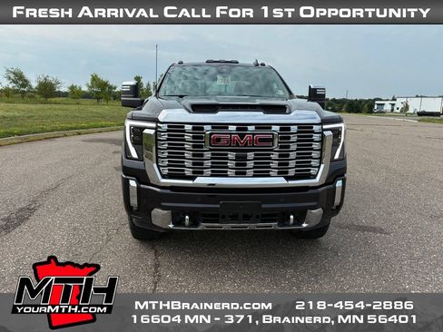 Used 2024 GMC Sierra 2500 Denali w/ Technology Package AWD/4WD image 3