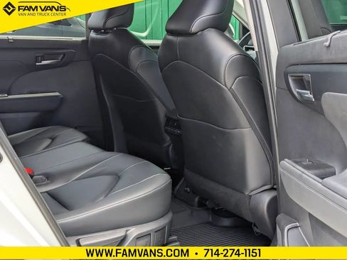 Used 2023 Toyota Highlander XLE FWD image 10