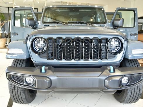 Used 2024 Jeep Wrangler Unlimited Sahara w/ Dual Top Group AWD/4WD image 2
