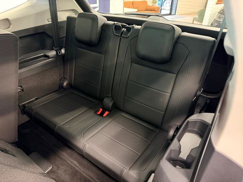 Used 2018 Volkswagen Tiguan SEL w/ 3rd Row Seat Package AWD/4WD image 21