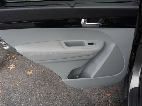 Used 2014 Kia Sorento LX image 19