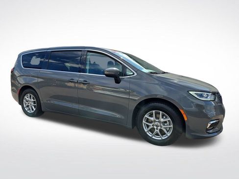 Used 2023 Chrysler Pacifica Touring-L FWD image 6