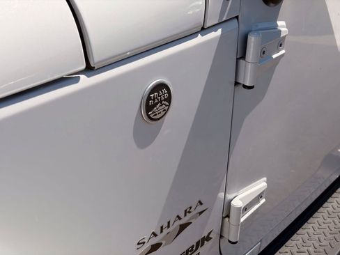 Used 2018 Jeep Wrangler Unlimited Sahara AWD/4WD image 5