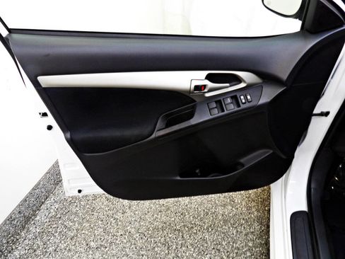 Used 2013 Toyota Matrix L FWD image 7