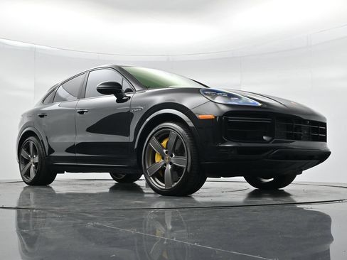 Certified 2023 Porsche Cayenne Turbo S AWD/4WD image 32