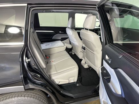 Used 2019 Toyota Highlander XLE AWD/4WD image 16