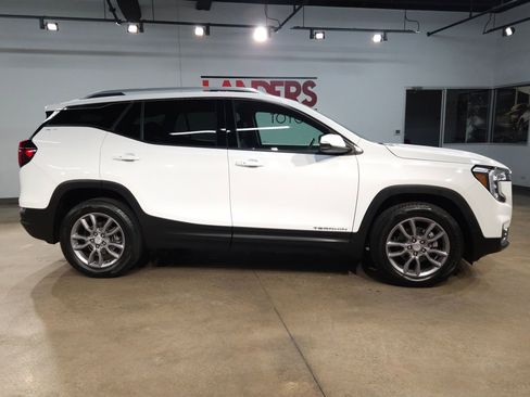 Used 2024 GMC Terrain SLT image 8