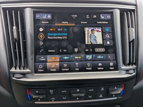 Used 2021 Maserati Levante image 13