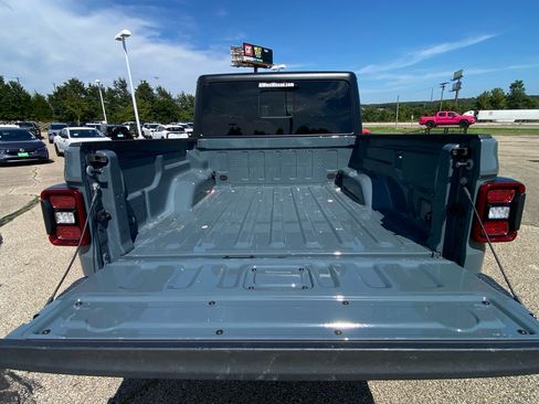 Used 2024 Jeep Gladiator Sport AWD/4WD image 12