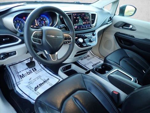 Used 2023 Chrysler Pacifica Touring-L FWD image 12