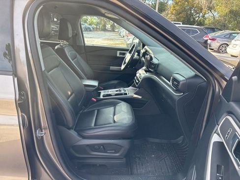 Used 2021 Ford Explorer XLT w/ Equipment Group 202A image 10